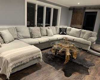 Private Beach! Next to major snowmobiling trails! - Kearney - Living room