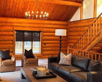 Wedding weekend and your next event place. 3-bedroom cabin on acreage in Elkhorn - Elkhorn - Sala de estar