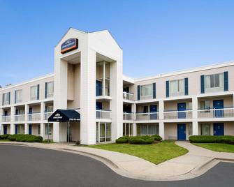 Travelodge by Wyndham Lansing IL - Lansing - Budynek