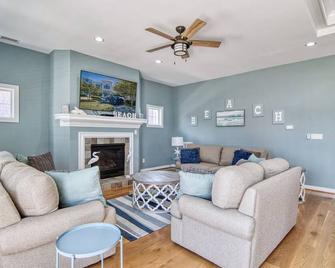 The Strand: Free Golf Carts, Paddle Boards, Tennis & Pool, 1 Blk to Beach - Cape Charles - Wohnzimmer