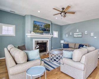 The Strand: Free Golf Carts, Paddle Boards, Tennis & Pool, 1 Blk to Beach - Cape Charles - Sala de estar