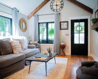 The Dryer House center city pet friendly home - Springfield - Living room