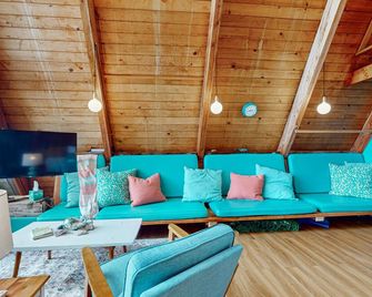 Dog-friendly waterfront escape with expansive deck, gas grill and gorgeous views - Gig Harbor - Wohnzimmer