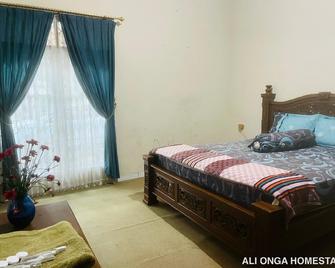 Ali Onga Homestay di Kota Batusangkar - Batusangkar - Sypialnia