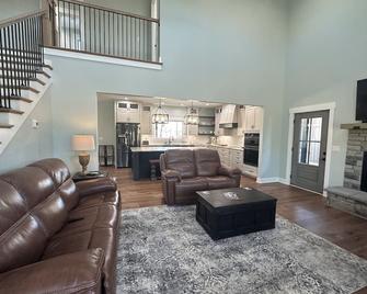 Holliday Inn, The Pines - Spacious and Luxurious 4 Bedroom Lake Home Sleeps 12 - Leitchfield - Sala de estar