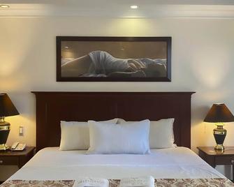 Valentino's Hotel - Angeles City - Bedroom