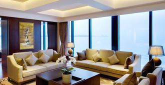 Sheraton Yantai Golden Beach Resort - Yantai - Living room