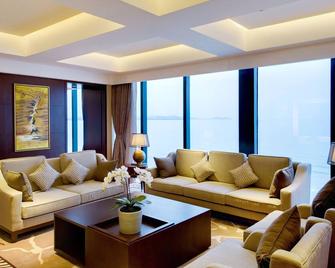 Sheraton Yantai Golden Beach Resort - Yantai - Living room