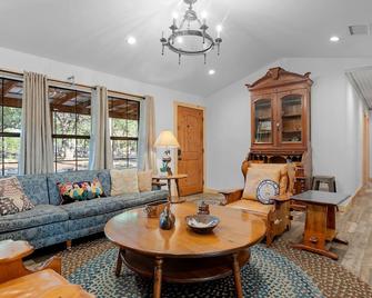 Guadalupe Bluff Bunk House - Kerrville - Obývací pokoj