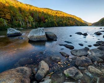 Glamp Suzanne: Canvas Cabin On Pretty Adirondack Farm Offers Privacy And Views - North River - Playa