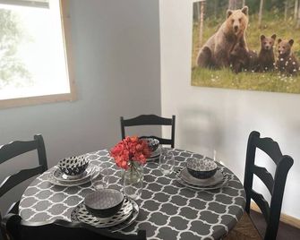 Raven’s Landing #8 cozy private cabin Northern Lights - Fairbanks - Dining room