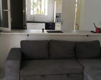 Maison a Louer Courte Durée Avec Jardin - Port Louis - Living room