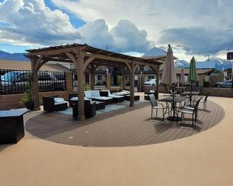 Quality Inn Bishop near Mammoth - Bishop - Патіо