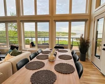 Dreamy Oceanfront Escape Hot tub & Sauna - Liverpool - Jídelna