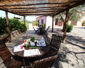 Chic Farmhouse in Montalto di Castro With Terrace - Montalto di Castro - Innenhof