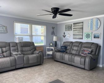 View Of Lake Weir & Private Beach Access - Weirsdale - Living room