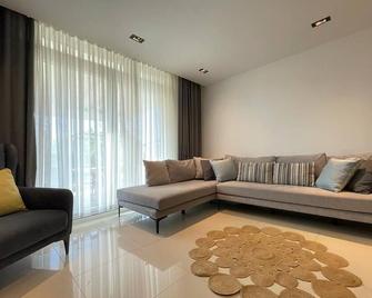 Charming 3-bedroom villa with private pool, air conditioning and WiFi in Torba - Torba - Living room