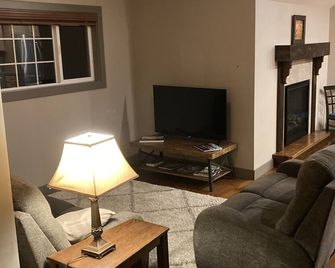 Updated apartment in the heart of Pinedale! - Pinedale - Obývací pokoj
