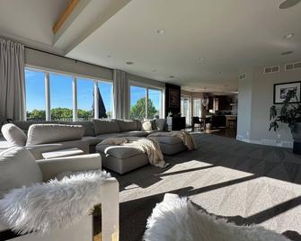 Spacious 5-bedroom house sleeps 14 with pool, hot tub, sauna and more! - Oregon - Living room