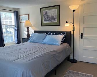 Upstairs on Main with private bathroom - Lee - Chambre