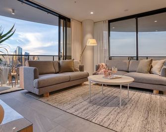 Encore Broadbeach - Official - Clear Island Waters - Olohuone