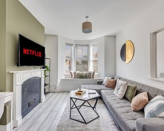 Charming House in Prime Location - Sleeps 7 - Free Parking, Fast WiFi, Smart TV with Netflix and Virgin TV by Yoko Property - Northampton - Living room