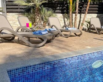 3 Bed Villa, private pool with slide, great location, sea across rd, near beach - Protaras - Pool