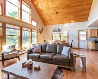 Beautiful mountain home with gorgeous meadow views - Hunter - Living room