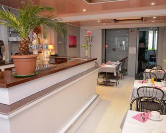 Hôtel de La Croix de Malte - שרבור-אוקטביל - מסעדה