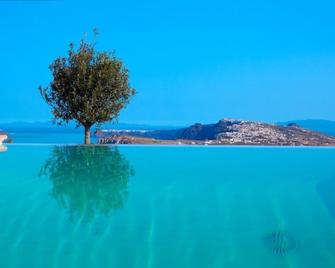 Voreina Gallery Suites - Pyrgos Kallistis - Zwembad