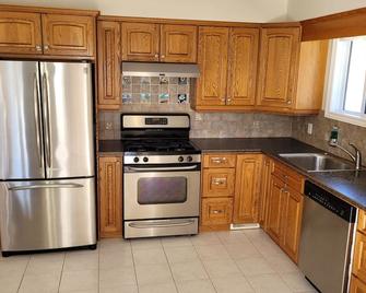 Tranquil Bay Lodge, 3 min walk to sand beach - Lambton Shores - Kitchen