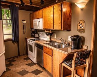 Octagon Cabin Getaway - Outdoor Lounge & Cozy Firepit - Bemidji - Kitchen