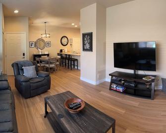 Spacious, Ground Floor 2B/2FB Condo in Mesquite - Mesquite - Living room