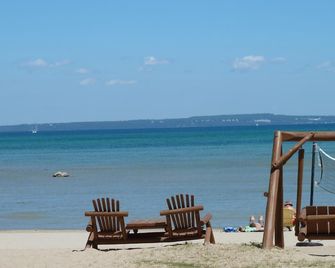 Beach House Lakeside Cottages - Mackinaw City - Beach