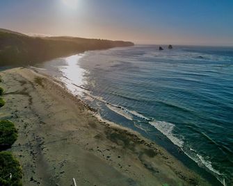 6 guest · Eddie Bauer`s former Beachfront Cottage - Sekiu - Plage