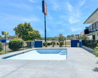 Luxury Inn By OYO Albany - Albany - Pool