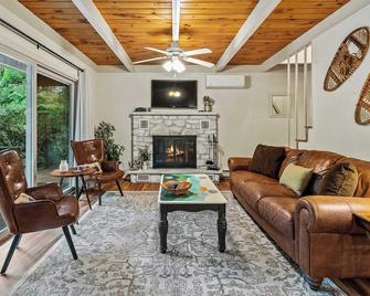 The Four Seasonal by Avantstay Hot Tub Spacious Deck Fire Pit - Pocono Pines - Living room