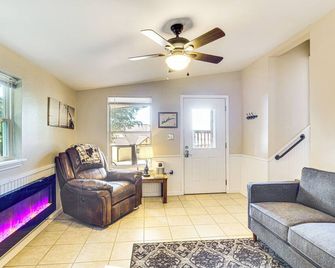 Cottage on the Lake: Near Tallahassee & Quincy! - Quincy - Living room