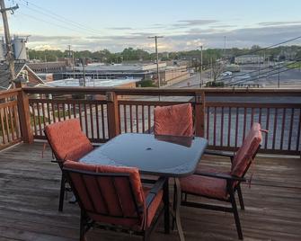 Modern Meets Historic, Natural Lighting + High Ceilings, Near Metro - Belleville - Balcony