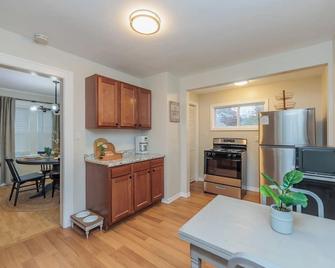 Casa CLE clean updated 2 bedrm home West Cleveland, pet friendly, fenced in yard - Cleveland - Kitchen