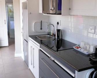 CityView, a stunning modern apartment - Johannesburg - Kitchen