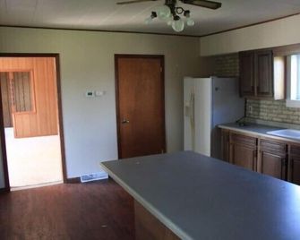 Lake Pepin - Rustic bluff-top Farmhouse w/ updatd furnishings - Lake City - Kitchen