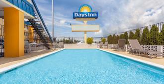 Days Inn by Wyndham Bellingham - Bellingham - Pool