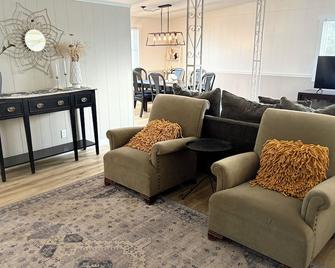 Charming Cottage with Fenced Backyard Pet Friendly - Rehoboth Beach - Living room