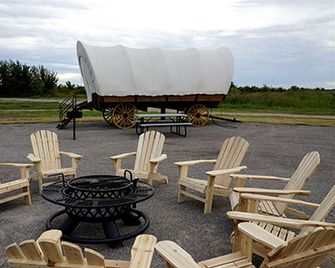 Unforgettable Glamping Getaways in this Covered Wagon in Moore, Oklahoma - Moore - Binnenhof