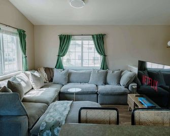 steps to downtown, 4 bedrooms, close to SCSU - St. Cloud - Living room