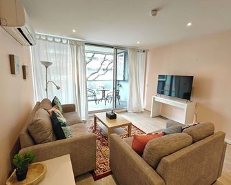 Luxury 2BR apartment in the heart of CBD - Adelaide - Living room