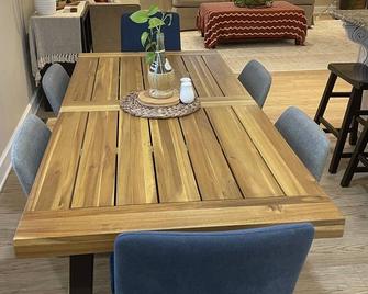 Hidden Oasis: 3br Retreat | 2 King Beds | Sleeps 9 | Sunroom | Fire Pit - Radcliff - Dining room