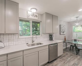 The Larkspur Layover - Dallas - Kitchen