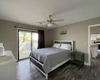Southern Lakeside Cabin #15 - Lanett - Bedroom